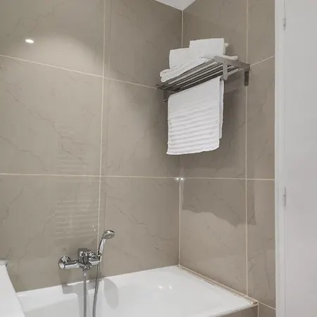 Vue / Parking / A 200m バスティア